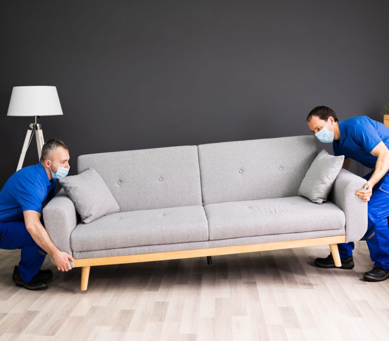 Professional,Movers,Moving,Couch,Furniture,In,Face,Mask Umzugsservice Barsinghausen Möbeltransport Umzug Barsinghausen